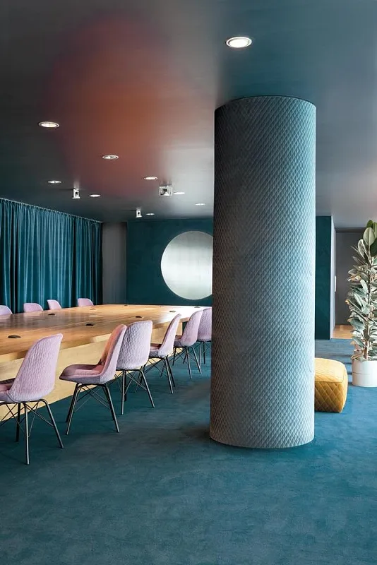 Колонны в обивке велюром